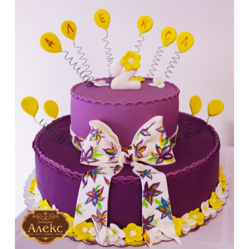 Лилава торта с рисувана панделка